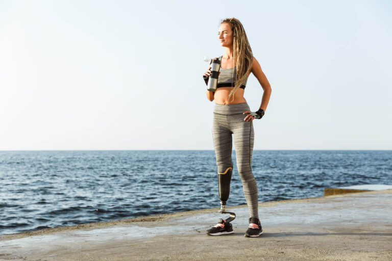 Pierwsze kroki z protezą nogi - na jakie trudności musisz się przygotować? | WZSO
