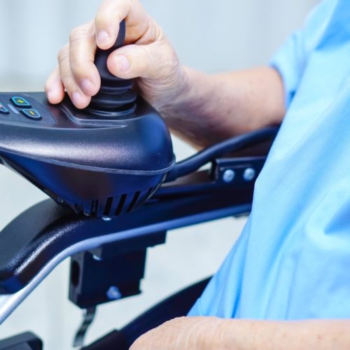 Kiedy warto wybrać wózek inwalidzki z napędem elektrycznym? – poradnik | WZSO 