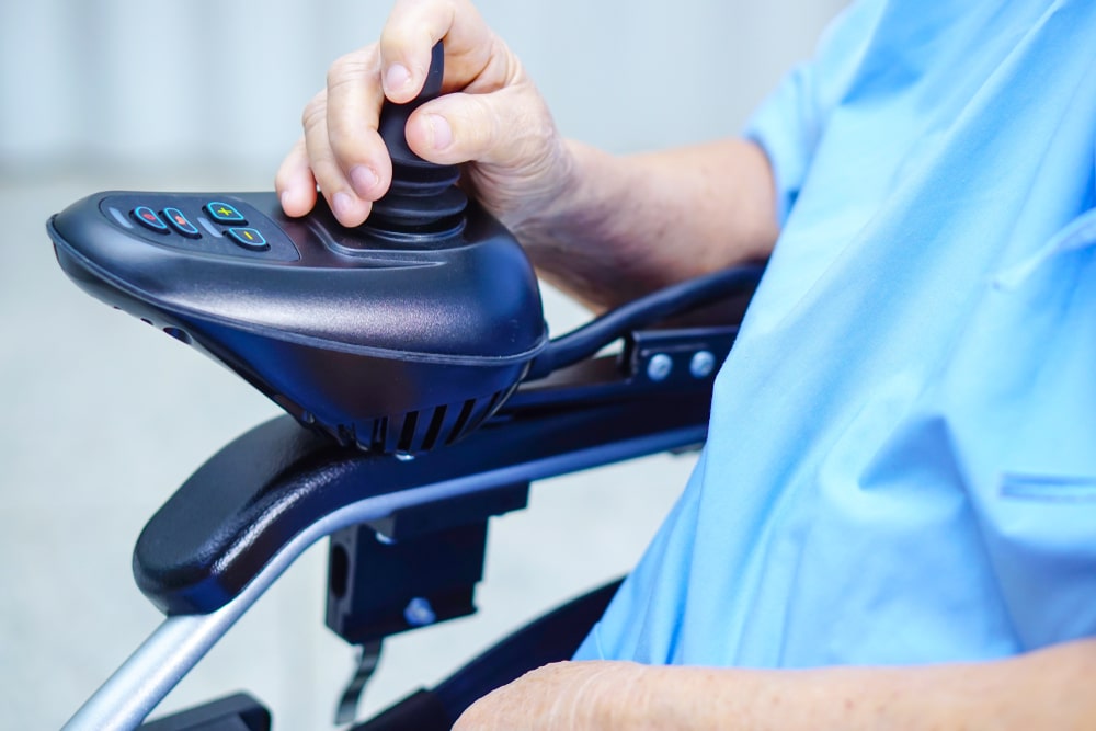 Kiedy warto wybrać wózek inwalidzki z napędem elektrycznym? – poradnik | WZSO